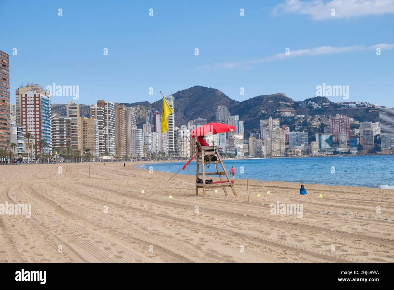 Benidorm Alicante Spagna 01.20.2022 Sandy spiaggia panorama. La guardia di vita si siede sotto un ombrello e guarda la riva del deserto. Appartamento Blo Foto Stock