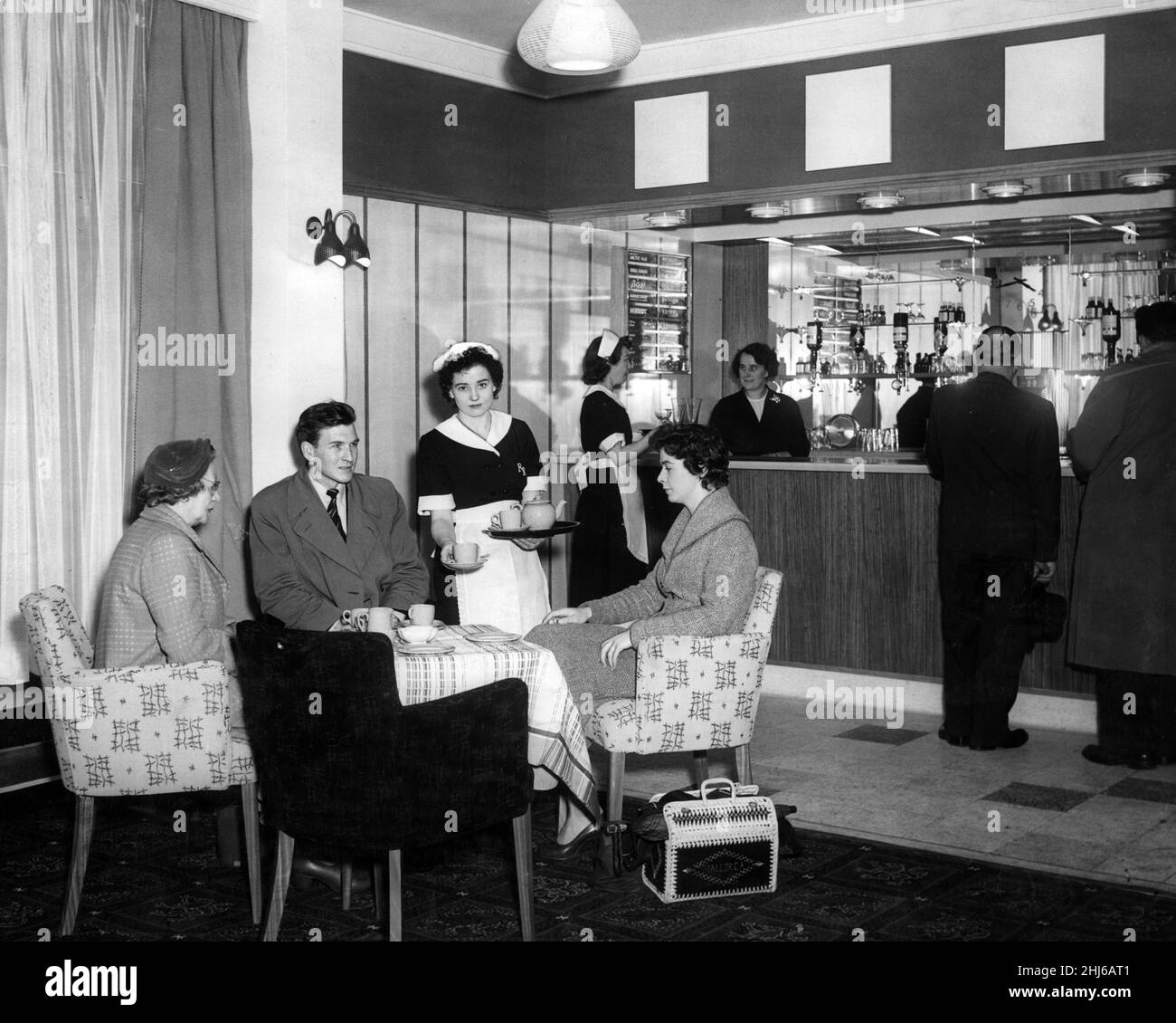 E' lontano dalla vecchia sala rinfreschi della ferrovia fino al bar in stile contemporaneo, l'EPIC sarà aperto domani alla stazione centrale di Glasgow. E' luminosa, ariosa e arredata confortevolmente con sedie da vasca poste a tavoli rotondi di noce. L'accento è su luminosità e colore. 31st luglio 1956. Foto Stock