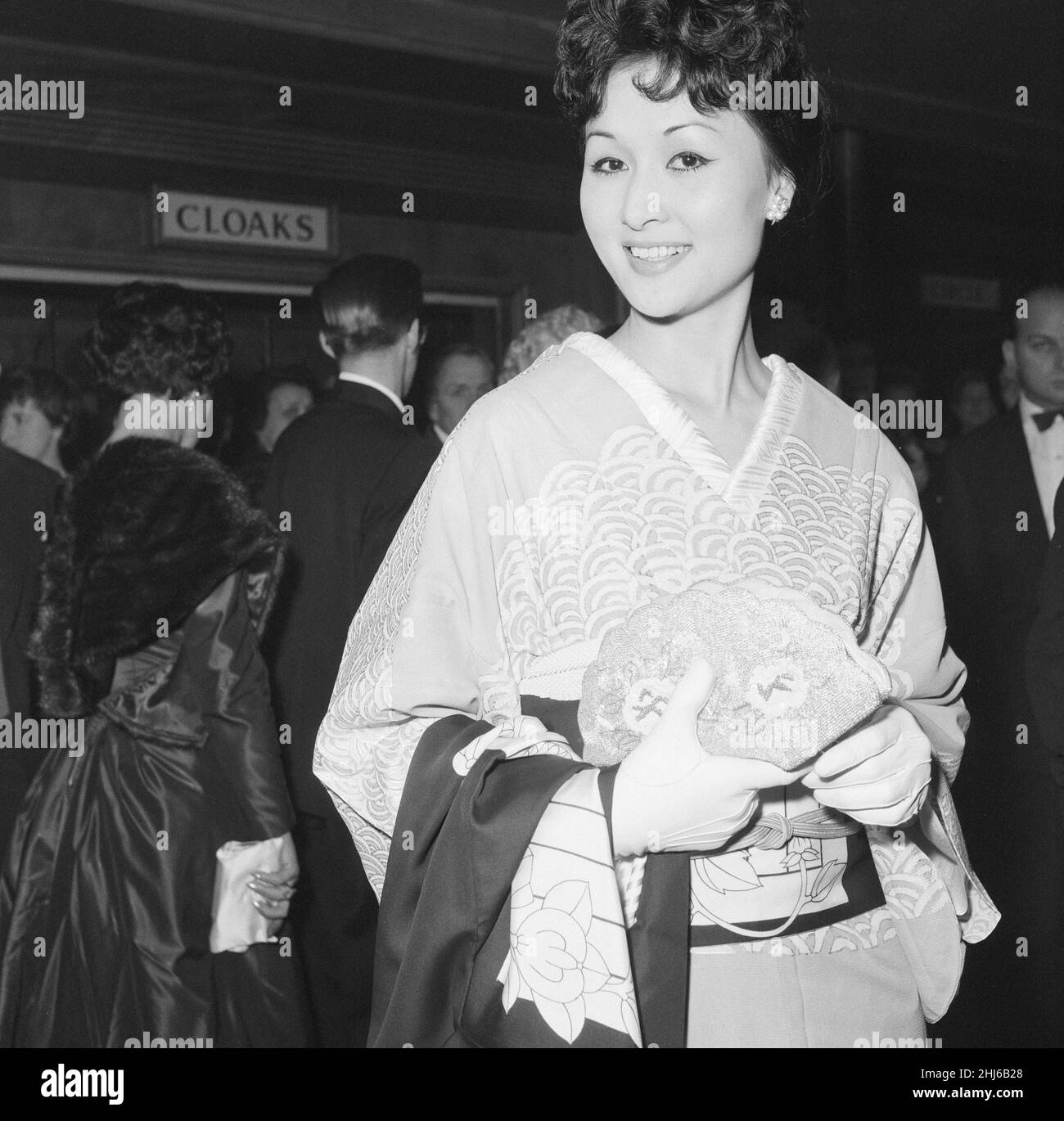 The Inn of the Sixth Happiness, prima del film al The Odeon, Leicester Square, Londra, domenica 23rd novembre 1958. Eiko Ando che gioca una ragazza geisha nel film. Foto Stock