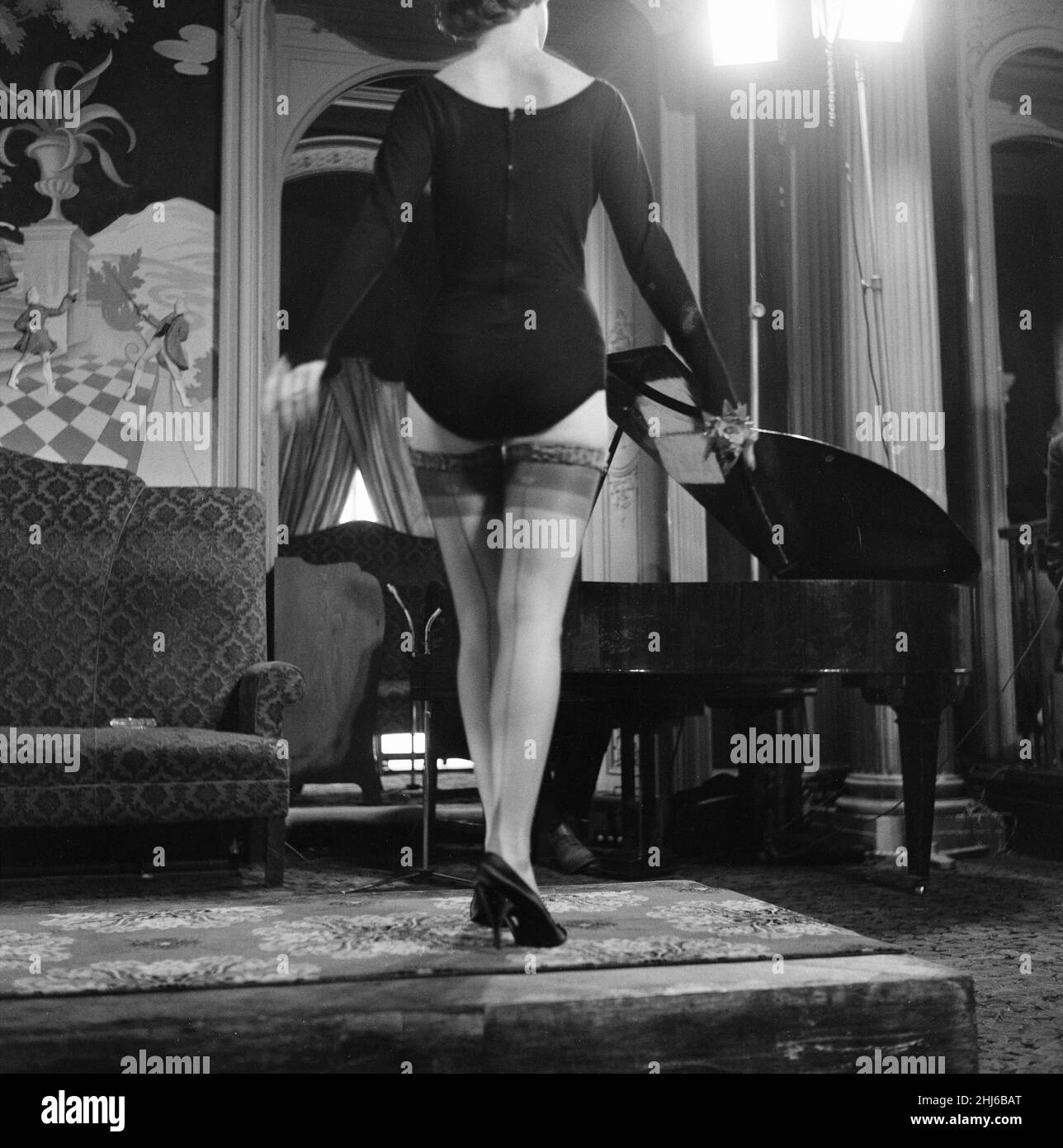 Stocking Fashion Show, modelli gambe con calze disegnate dal fashion designer italiano Madame Elsa Schiaparelli, nella foto del 11th settembre 1957. Foto Stock