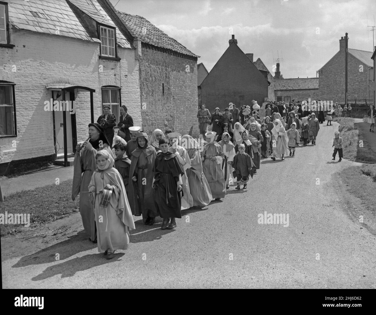 Sfilata dei bambini per le strade di REACH, vestita in costumi medievali per la Fiera di REACH, maggio 18th 1959In 1201 il re Giovanni concesse una carta per la tenuta di una fiera in REACH. Originariamente si teneva il lunedì di Rogation, ma da allora è stato cambiato in inizio maggio Bank Holiday. Secondo la consuetudine originale, è aperto dal Sindaco di Cambridge accompagnato dagli Aldermen in piena regola Foto Stock