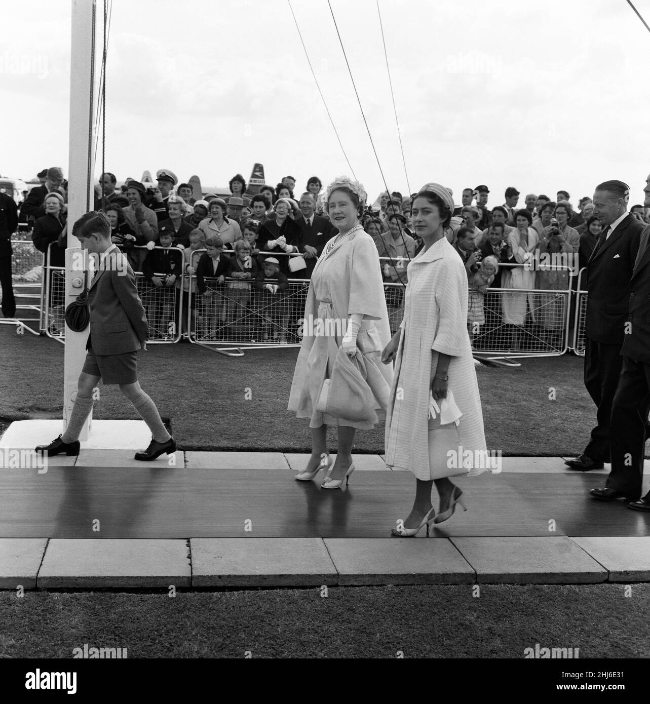 La Regina Elisabetta II e il Principe Filippo, Duca di Edimburgo tornano in Inghilterra al termine del loro tour di sei settimane in Canada. Volarono a casa in una Cometa IV. La Regina Madre, la Principessa Margaret, il Principe Carlo e la Principessa Anne erano all'aeroporto di Londra per incontrarli. 2nd agosto 1959. Foto Stock