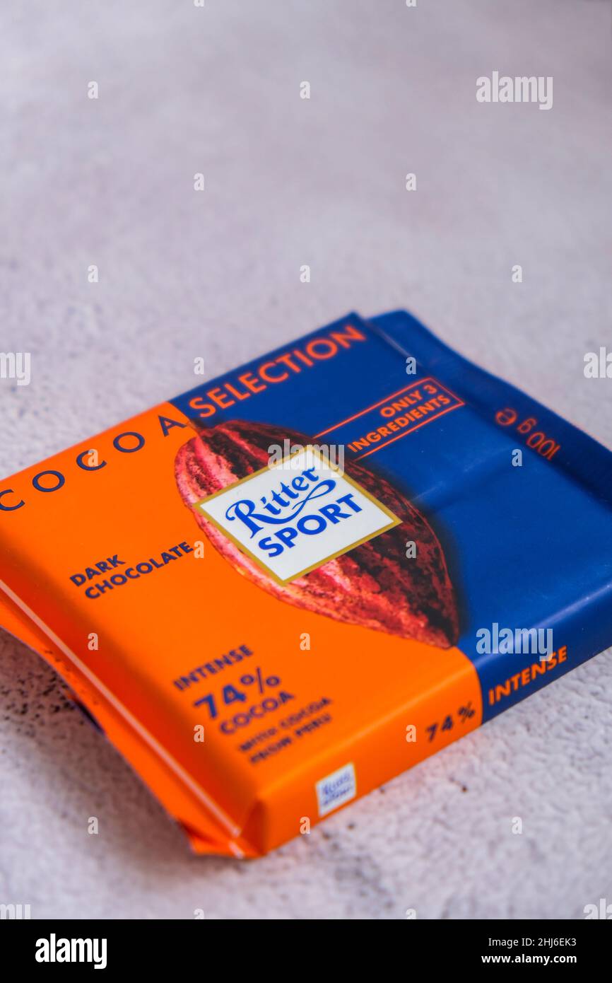 Kiev Ucraina - Ottobre 2021 SELEZIONE DI CACAO gusto. Dark Natural Chocolate Ritter Sport bar cioccolato tedesco, gusti diversi. Cioccolato quadrato Foto Stock