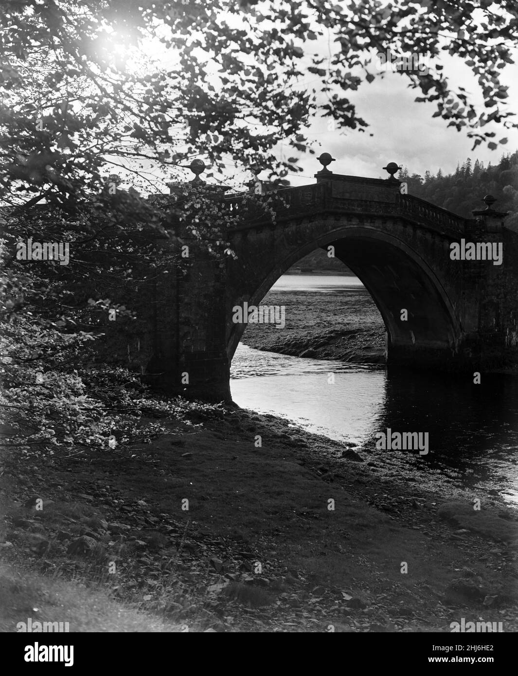 Aray Bridge, sotto il quale si incontrano il fiume Aray e Loch Fyne. Attraverso l'arco del vecchio ponte Loch Fyne può essere visto in tutto il suo splendore con sonnolenta Inveraray abbracciare sulle sue rive. Argyll and Bute, Scozia, 7th novembre 1956. Foto Stock