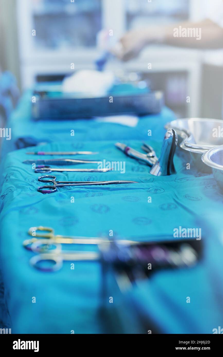 Strumenti chirurgici salvavita. Shot di una varietà di strumenti chirurgici su un tavolo. Foto Stock
