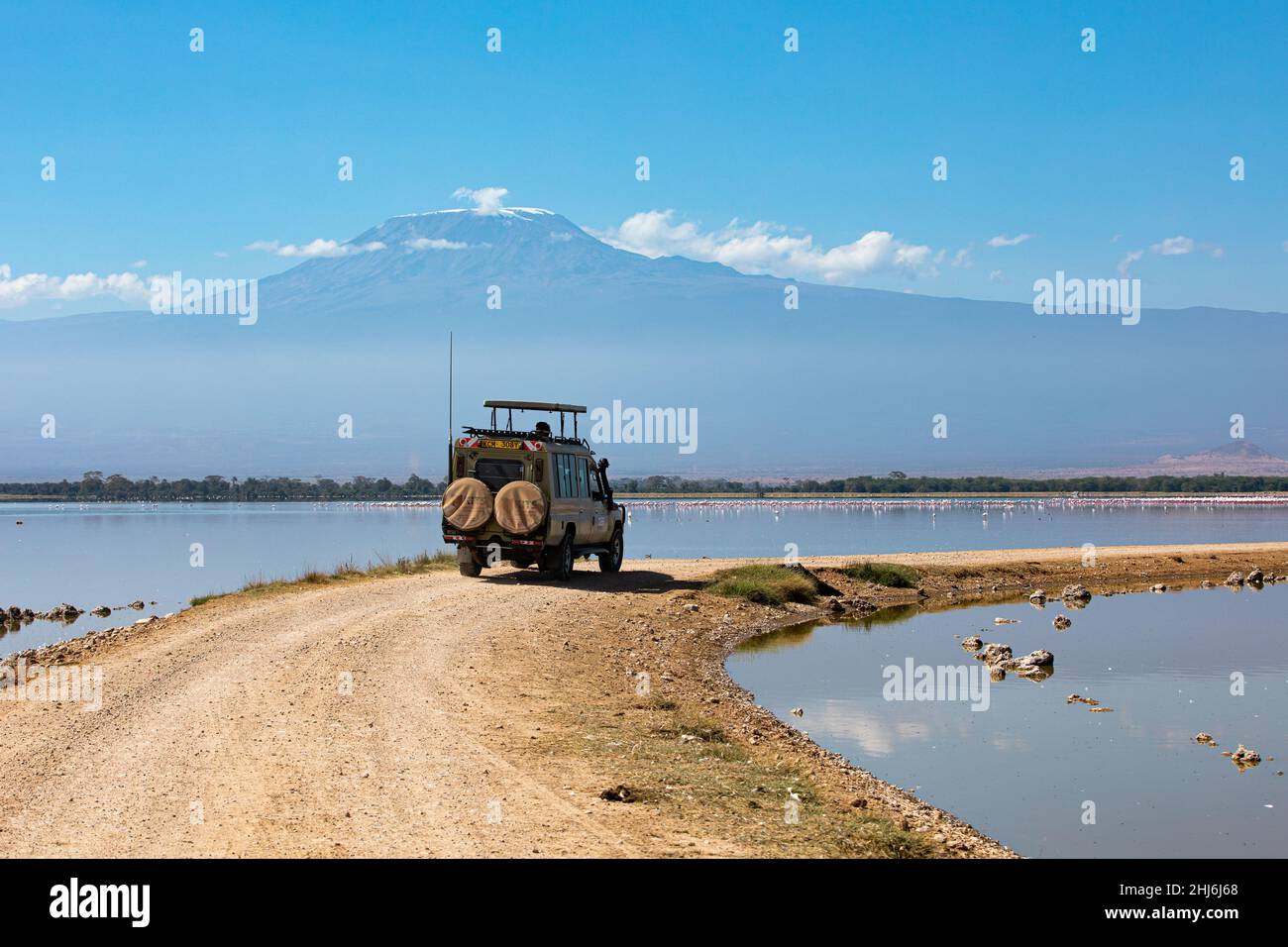 PARCO NAZIONALE AMBOSELI - 17 SETTEMBRE 2018: Safari faunistico in jeep sulla strada stretta Foto Stock