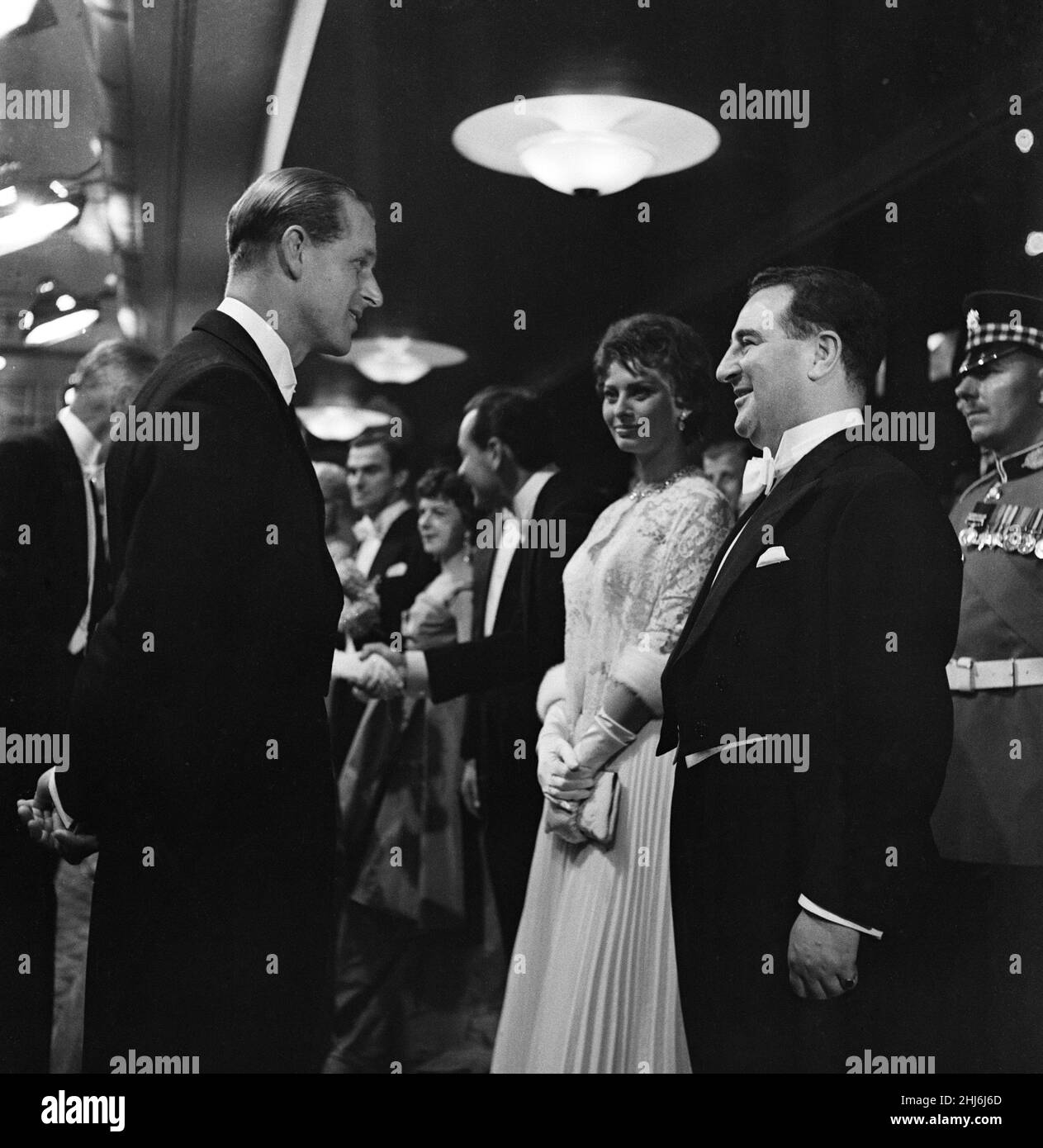 Il principe Filippo, Duca di Edimburgo, accoglie gli ospiti, tra cui Sophia Loren, al Royal Film Show. 4th novembre 1957. Foto Stock