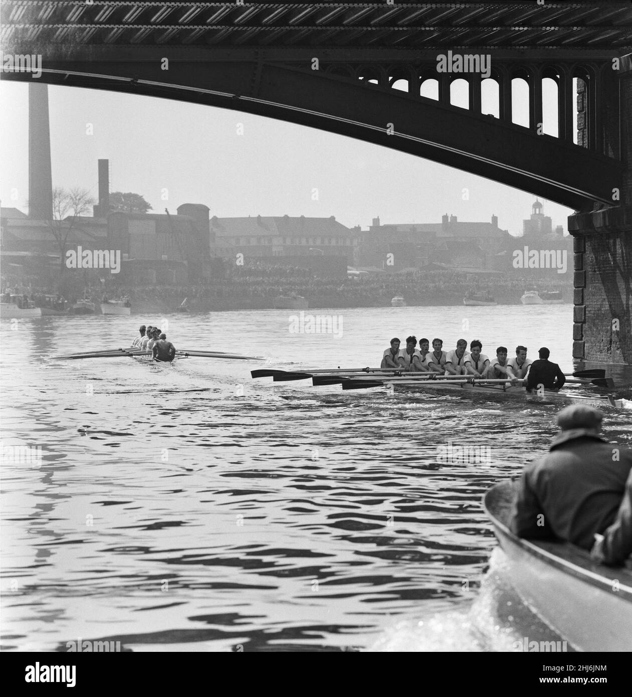 The Boat Race, Cambridge / Oxford. 1957. La gara si è svolta dal punto di partenza a Putney Bridge sul Tamigi a Londra, fino al traguardo a Chiswick Bridge nella zona di Mortlake a West London. Il campo da corsa per imbarcazioni, noto come campo da campionato, è lungo 4 miglia, 374 iarde o 6,8 km. La gara di imbarcazioni 103rd si è svolta il 30 marzo 1957. La Boat Race si svolge ogni anno in una gara di canottaggio affiancata tra gli equipaggi delle università di Oxford e Cambridge lungo il Tamigi. La gara è stata umpived dall'ex vogatore di Oxford Gerald Ellison. Nonostante Oxford sia il preferito e con il Foto Stock