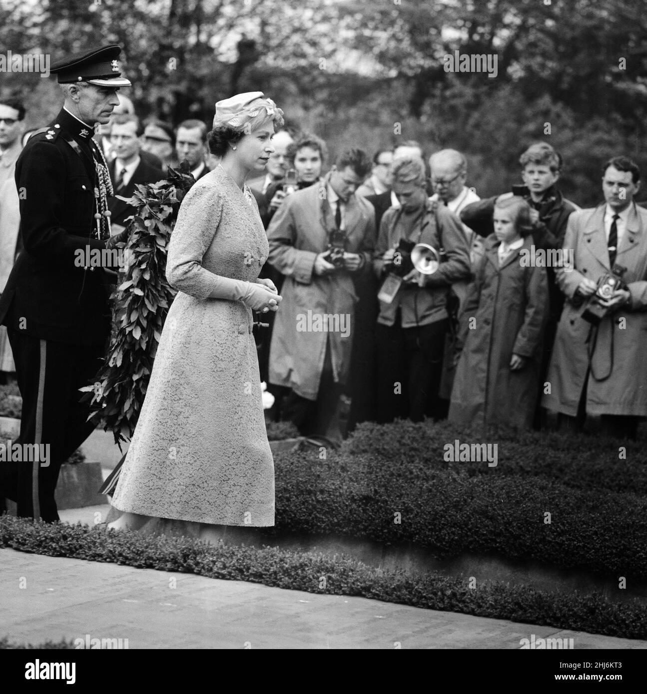 Visita in Danimarca della Regina Elisabetta II e del Principe Filippo, duca di Edimburgo. Raffigurato durante una visita al Memorial Cemetery al movimento di resistenza. 23rd maggio 1957. Foto Stock