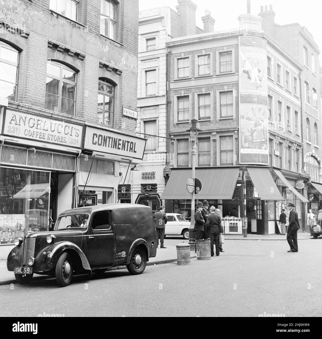 Vista generale di Frith Street, Soho, Londra, 26th giugno 1956. Continental General Goods Store. Foto Stock