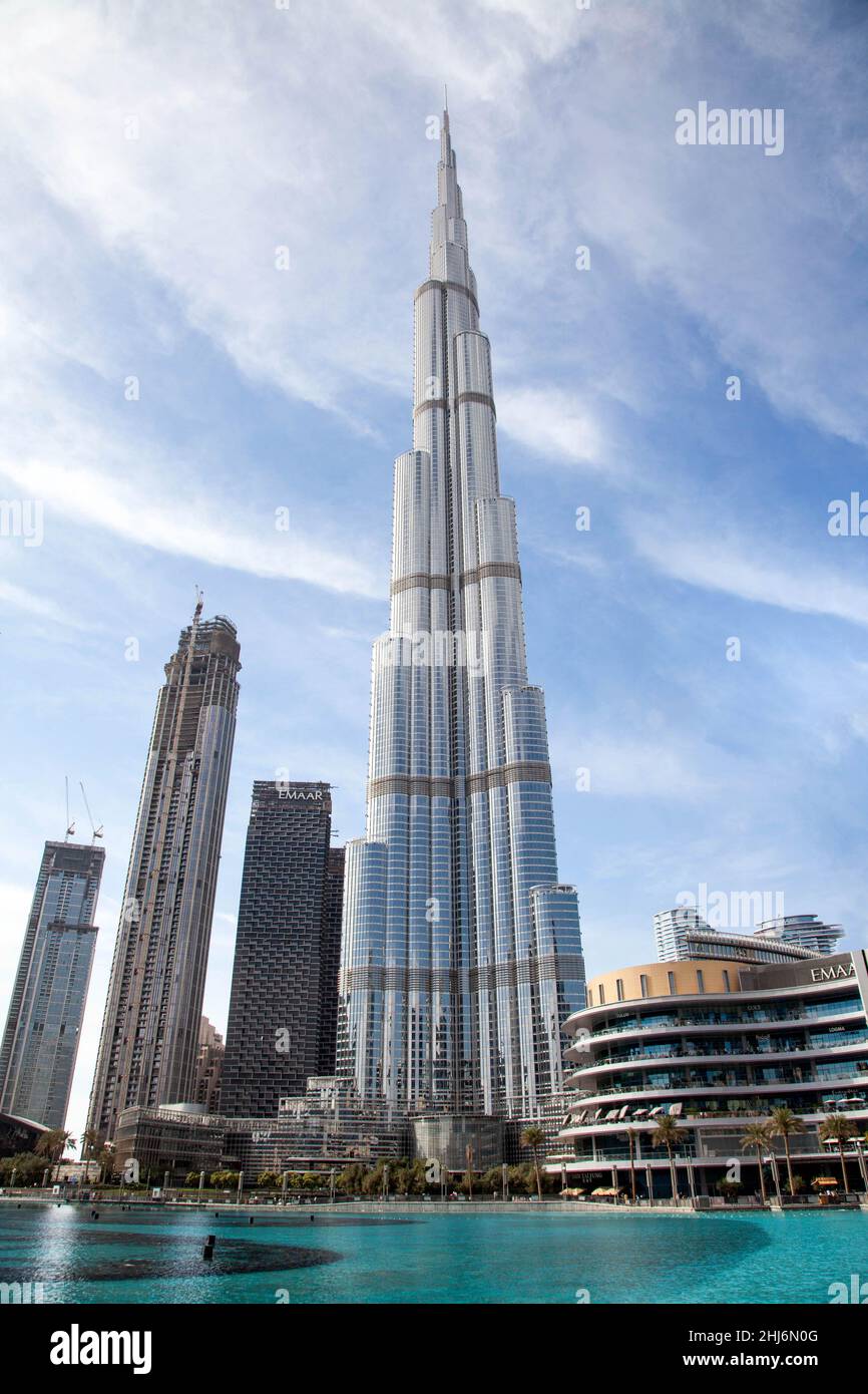 Burj Khalifa con vista della fontana di dubai dal Mall of Dubai. Foto Stock