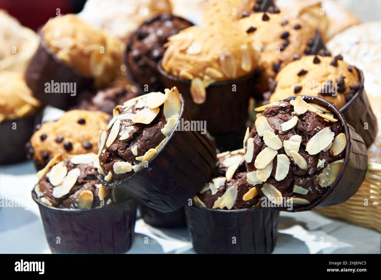 Dolci dolci al bancone di una pasticceria Foto Stock