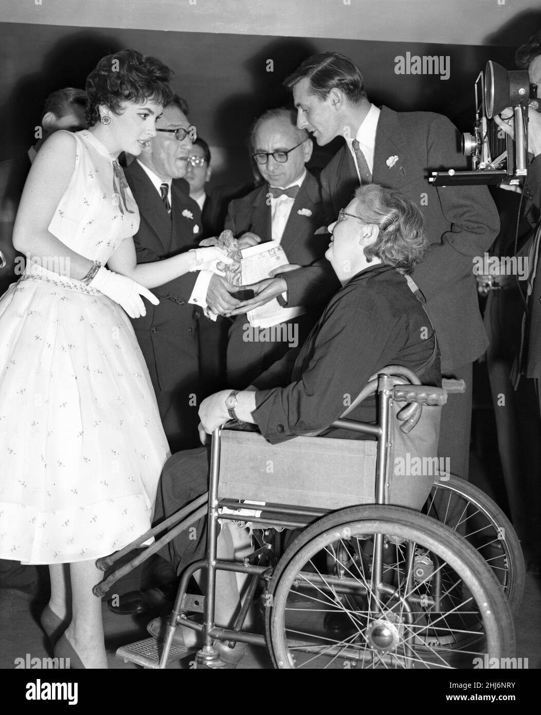 Gina Lollobrigida, attrice italiana, partecipa al ricevimento stampa per il nuovo film, Trapeze, in cui fa il suo debutto nei film americani, nella foto di Londra, martedì 26th giugno 1956. Foto Stock