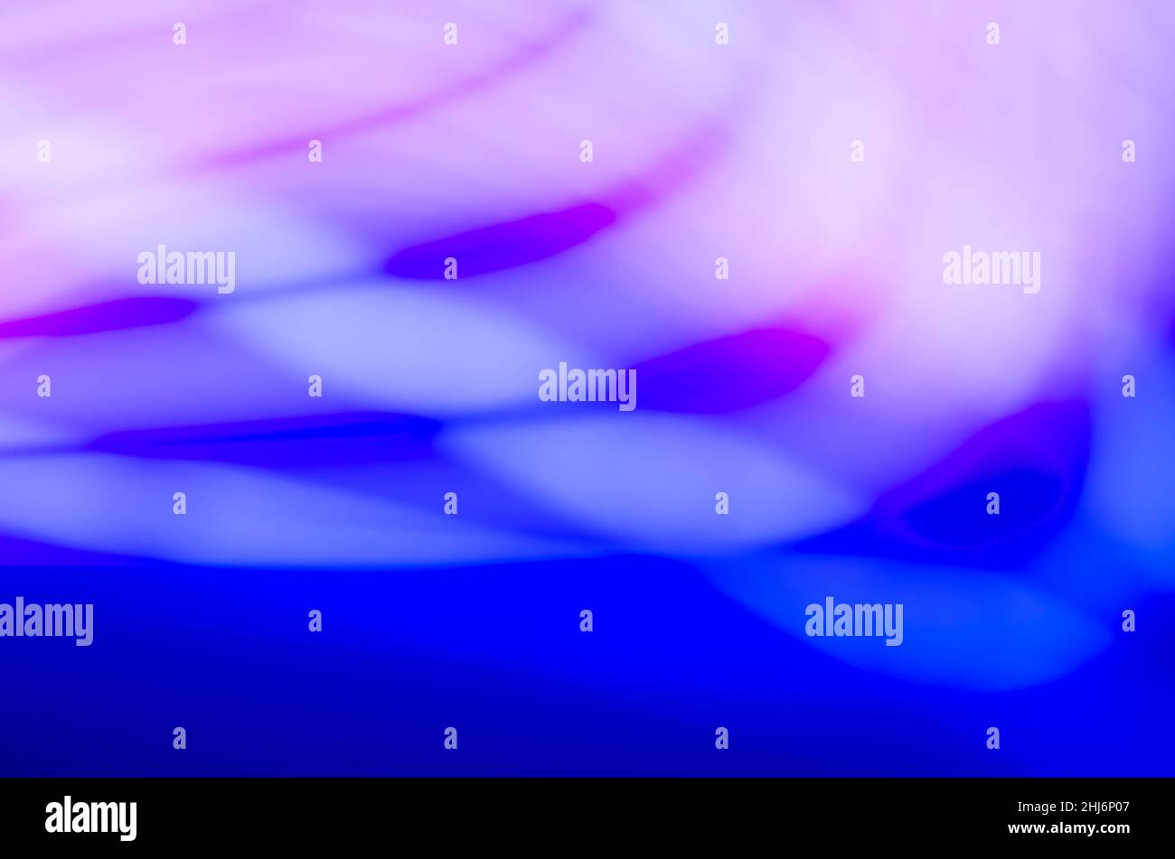 Sfondo neon astratto con linee e curve blu e rosa sfocate Foto Stock