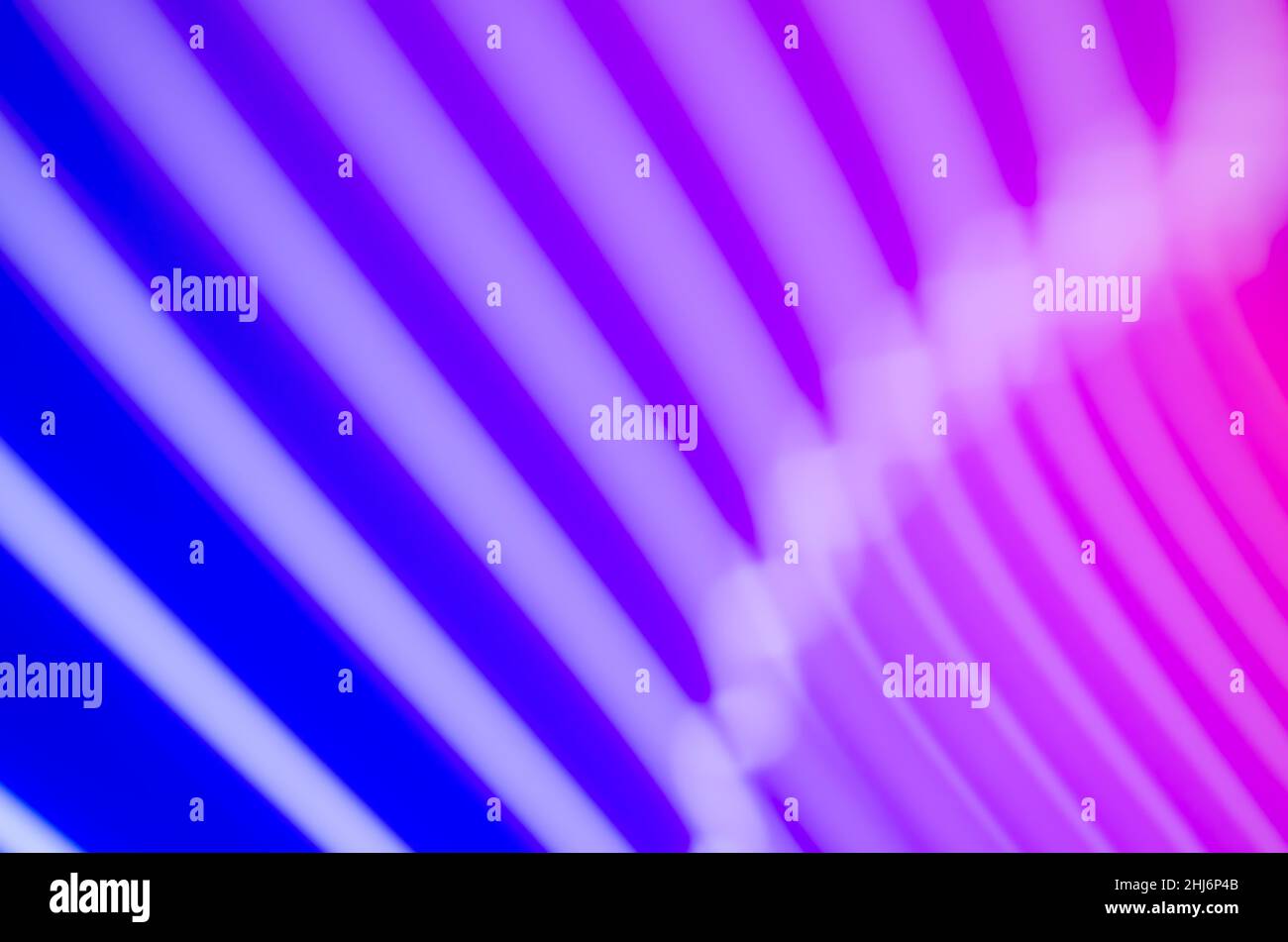 Sfondo neon astratto con linee e curve blu e rosa sfocate Foto Stock