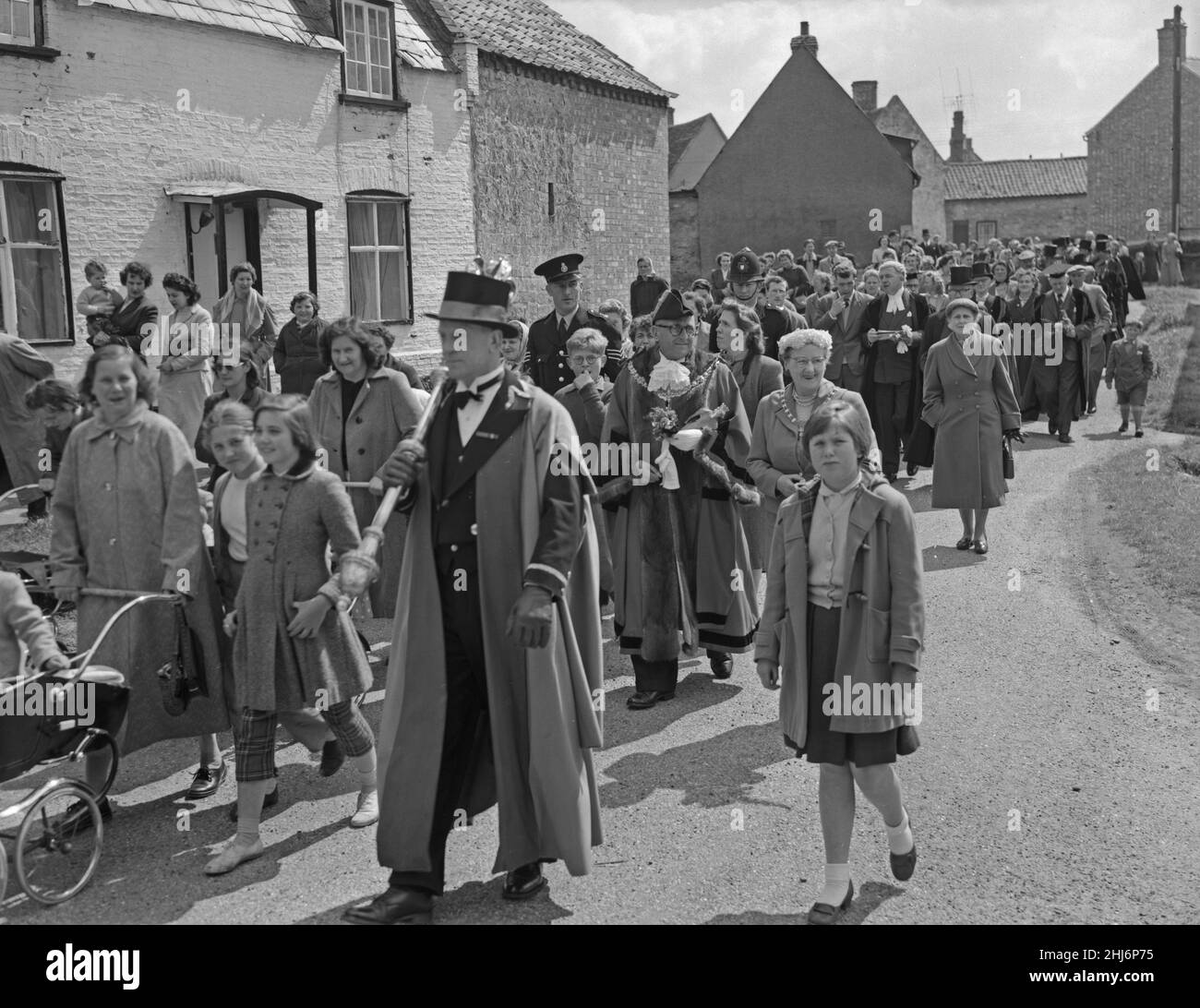 Il portacolori di merletto conduce il sindaco di Cambridge Leonard D. V. Wordingham, sua moglie e gli aldermen della città attraverso le strade di REACH Fair, maggio 18th 1959In 1201 il re Giovanni ha concesso una carta per la tenuta di una fiera in REACH. Originariamente si teneva il lunedì di Rogation, ma da allora è stato cambiato in inizio maggio Bank Holiday. Secondo la consuetudine originale, è aperto dal Sindaco di Cambridge accompagnato dagli Aldermen in piena regola Foto Stock