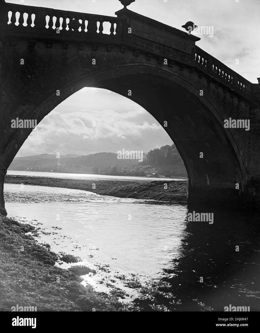 Aray Bridge, sotto il quale si incontrano il fiume Aray e Loch Fyne. Attraverso l'arco del vecchio ponte Loch Fyne può essere visto in tutto il suo splendore con sonnolenta Inveraray abbracciare sulle sue rive. Argyll and Bute, Scozia, 7th novembre 1956. Foto Stock