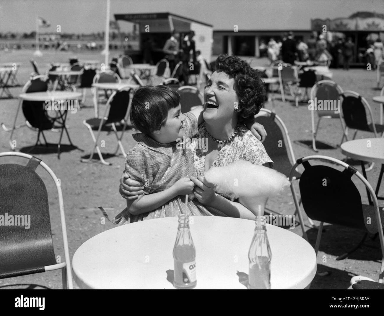 Kathleen Kennedy, di otto anni, nato incapace di camminare, all'aeroporto di Londra dove guardava l'aereo. Kathleen fa ruggire di risate sua madre, la signora Agnes Kennedy. 16th giugno 1957. Foto Stock