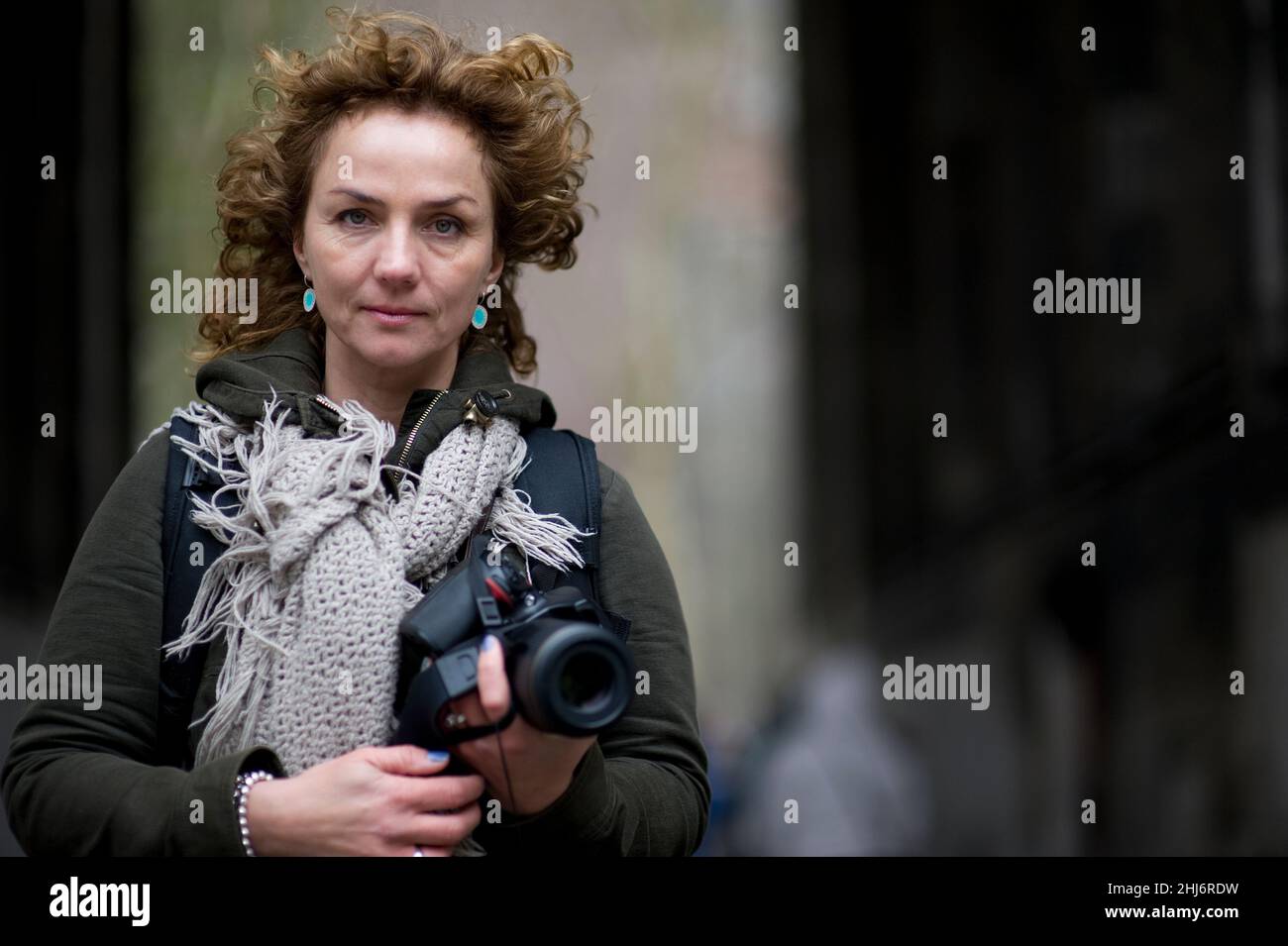 Utrecht, Paesi Bassi. Fotografo di strada professionista e femminile che si trova in città per trovare nuove foto da catturare e pubblicare attraverso gli agenti di fotografia di stock. Foto Stock