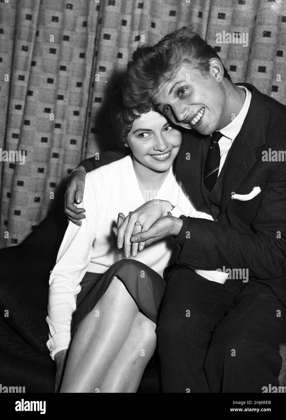 Tommy Steele, cantante e attore, annuncia il suo impegno per Ann Donoghue. 11th giugno 1958. Foto Stock