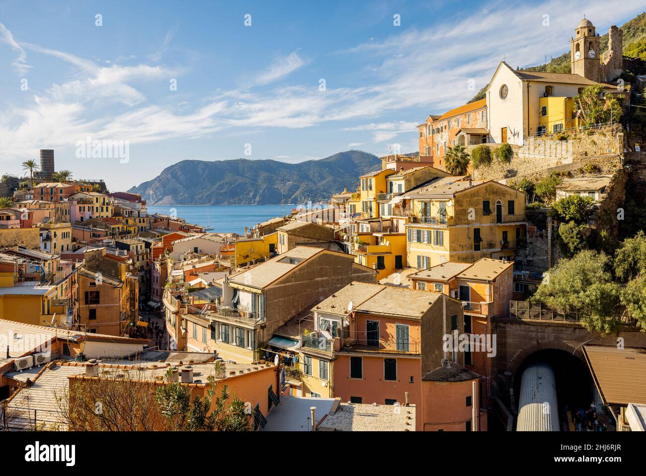Paesaggio del villaggio di Vernazza sulla costa nord-occidentale d'Italia Foto Stock