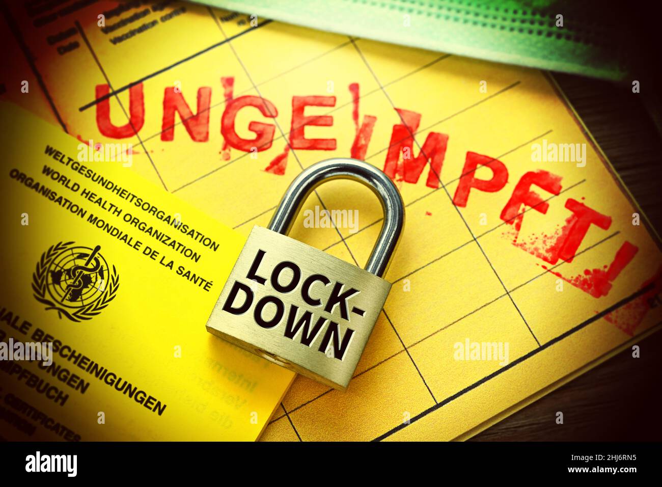 FTOMONTAGE, Schloss mit Aufschrift Lockdown auf Impfausweis mit Schriftzug ungeimpft, Symbolfoto Lockdown für Ungeimpfte Foto Stock