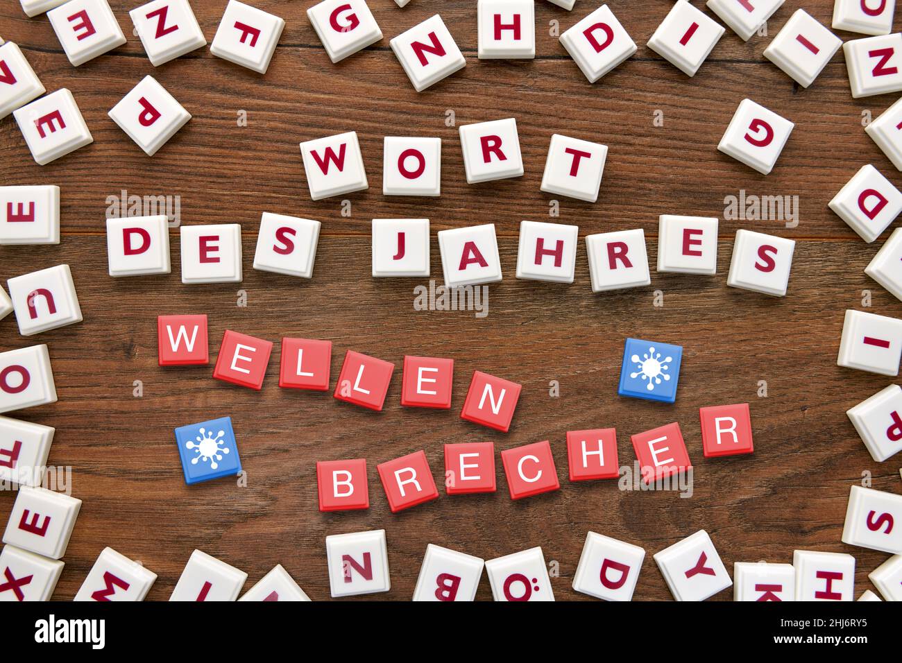 Spielsteine bilden Schriftzug Wort des Jahres über dem Wort Wellenbrecher Foto Stock