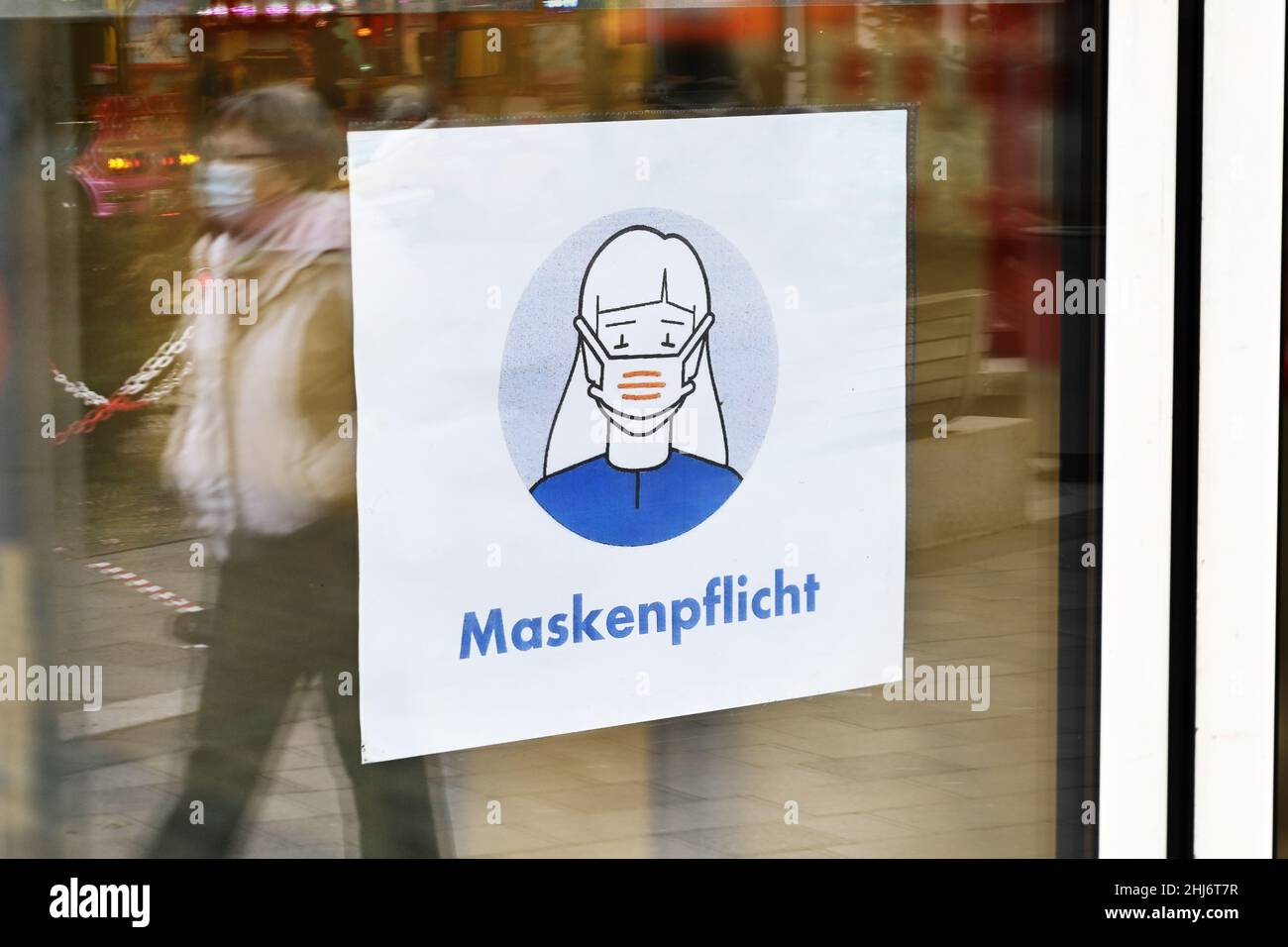 Schild an einem Geschäft verweist auf Maskenpflicht a Bergedorf, Amburgo, Germania Foto Stock