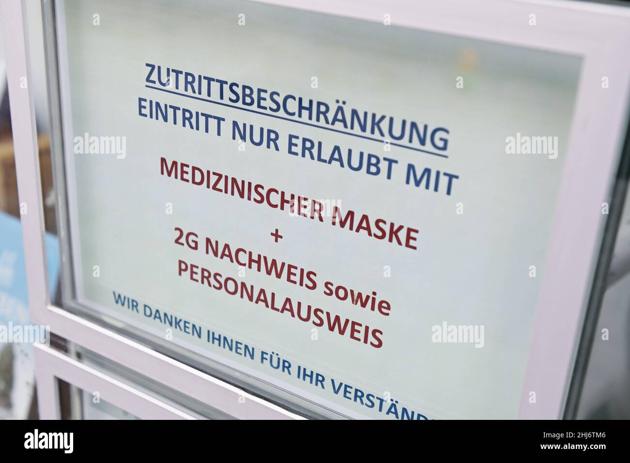 Schild an einem Geschäft verweist auf die 2G-Regel und Maskenpflicht in Bergedorf, Amburgo, Germania Foto Stock