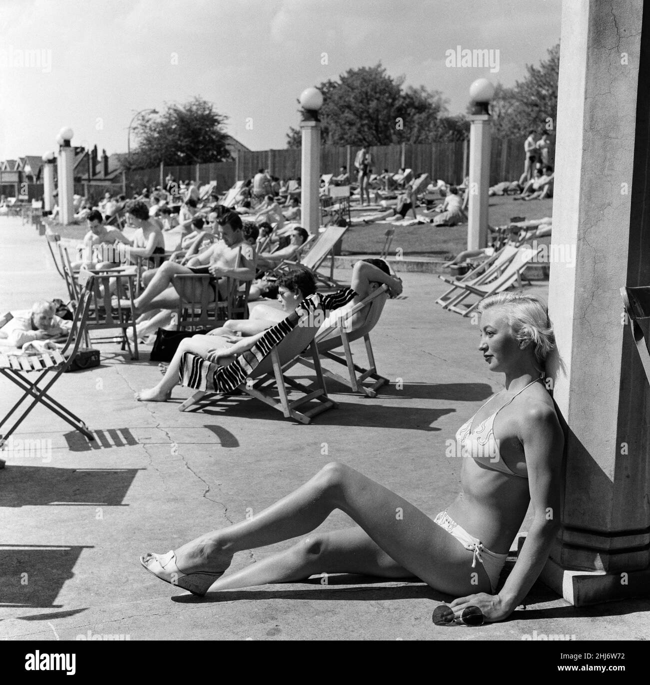 Swimsuit 1950s immagini e fotografie stock ad alta risoluzione - Alamy