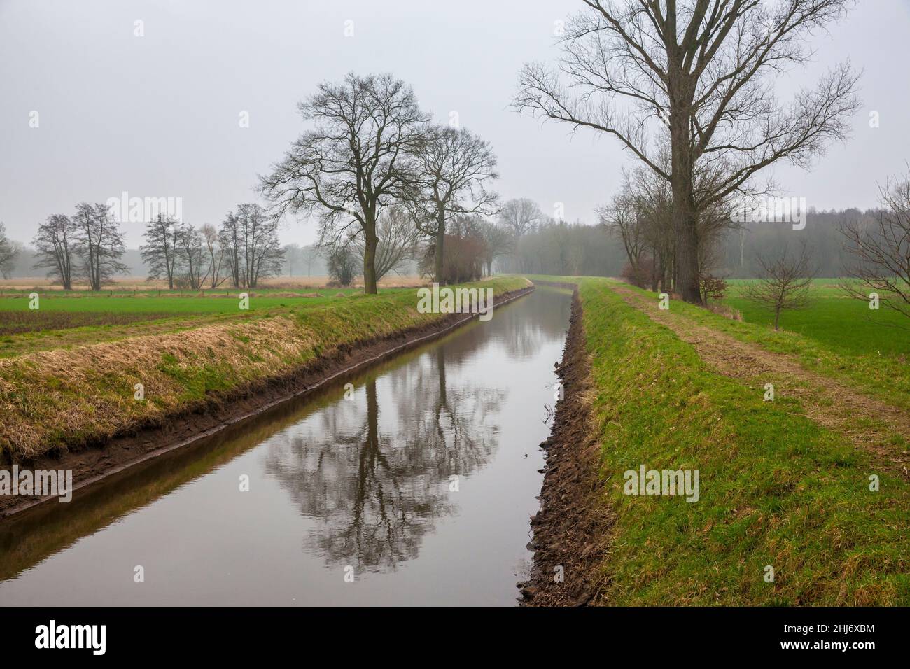 Il fiume Issel vicino a Hamminkeln con un nuovo argine, rinforzo della sponda, bassa regione del Reno, Nord Reno-Westfalia, Germania. Die Issel bei Hammi Foto Stock