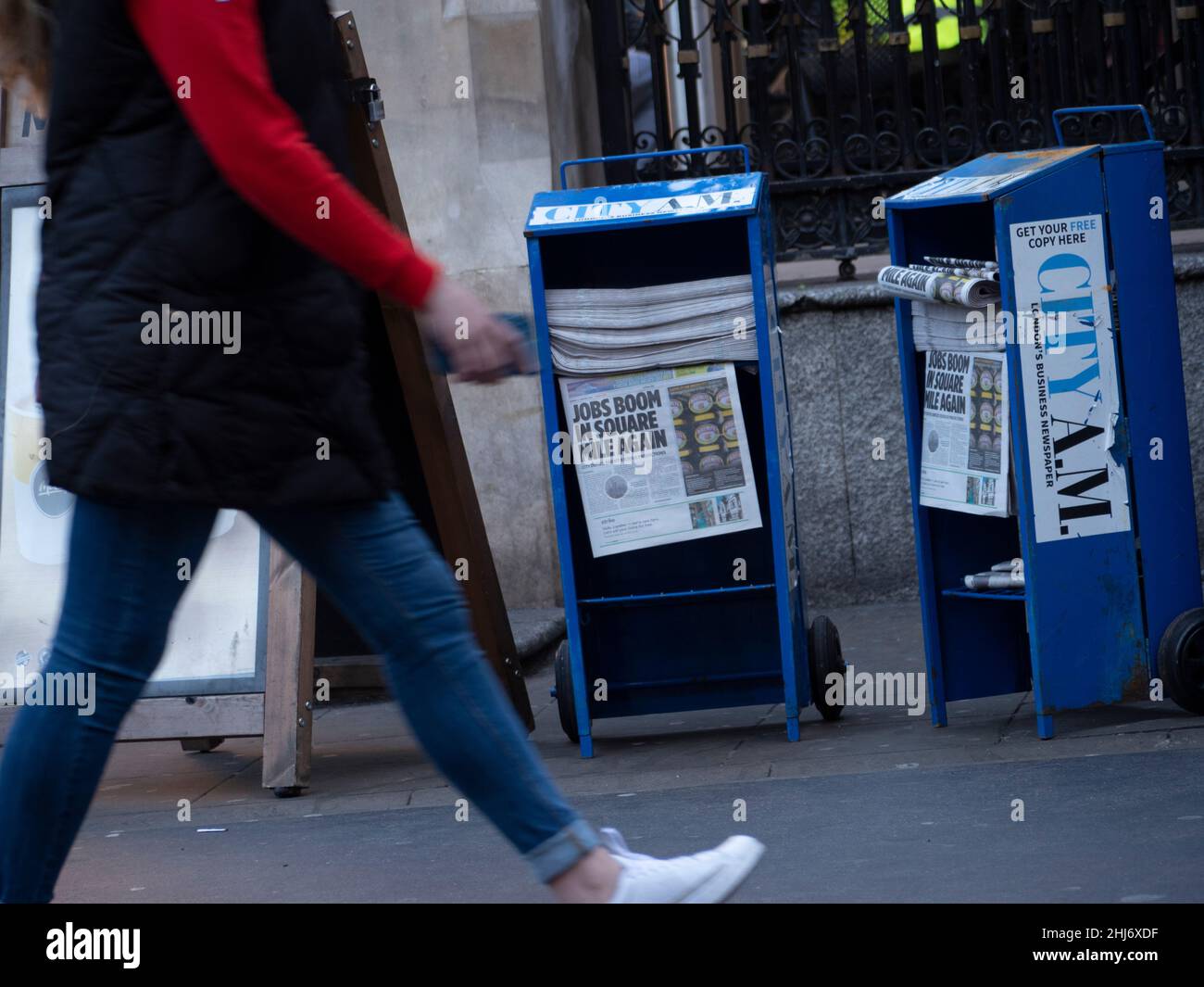 Il giornale City AM stand con il boom del lavoro nel titolo Square Mile, che si riferisce alla carenza di manodopera nella City of London Foto Stock