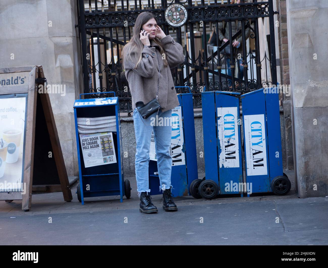 Il giornale City AM stand con il boom del lavoro nel titolo Square Mile, che si riferisce alla carenza di manodopera nella City of London Foto Stock
