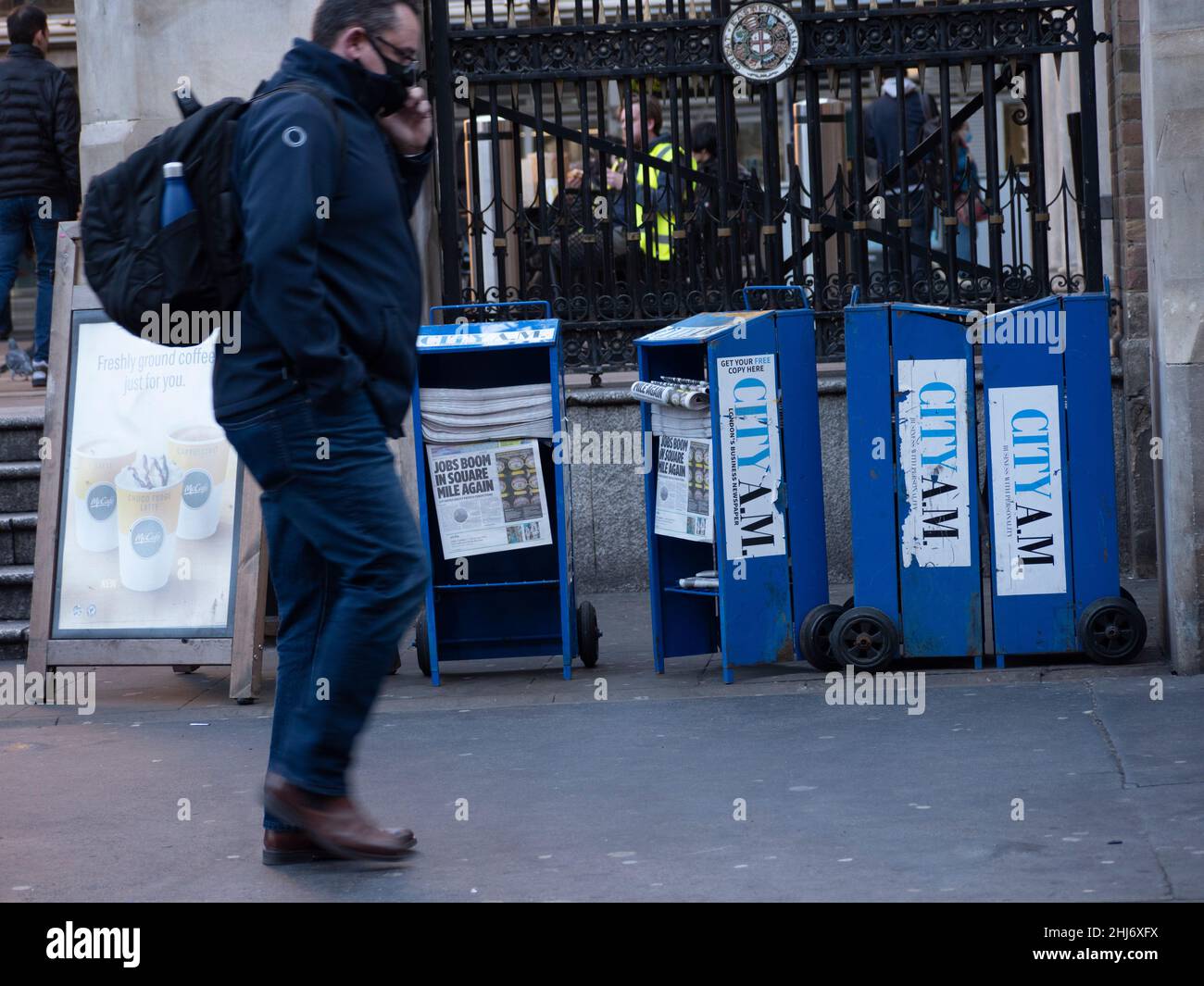 Il giornale City AM stand con il boom del lavoro nel titolo Square Mile, che si riferisce alla carenza di manodopera nella City of London Foto Stock