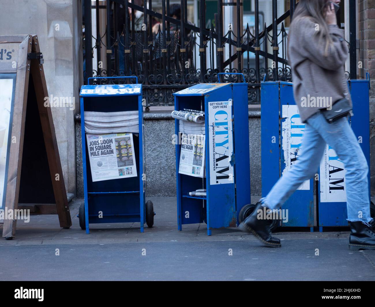 Il giornale City AM stand con il boom del lavoro nel titolo Square Mile, che si riferisce alla carenza di manodopera nella City of London Foto Stock