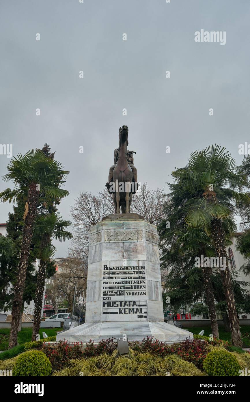 Scultura di Mustafa Kemal Atatürk, in Bursa, Heykel Turchia.19.04.2021 Foto Stock