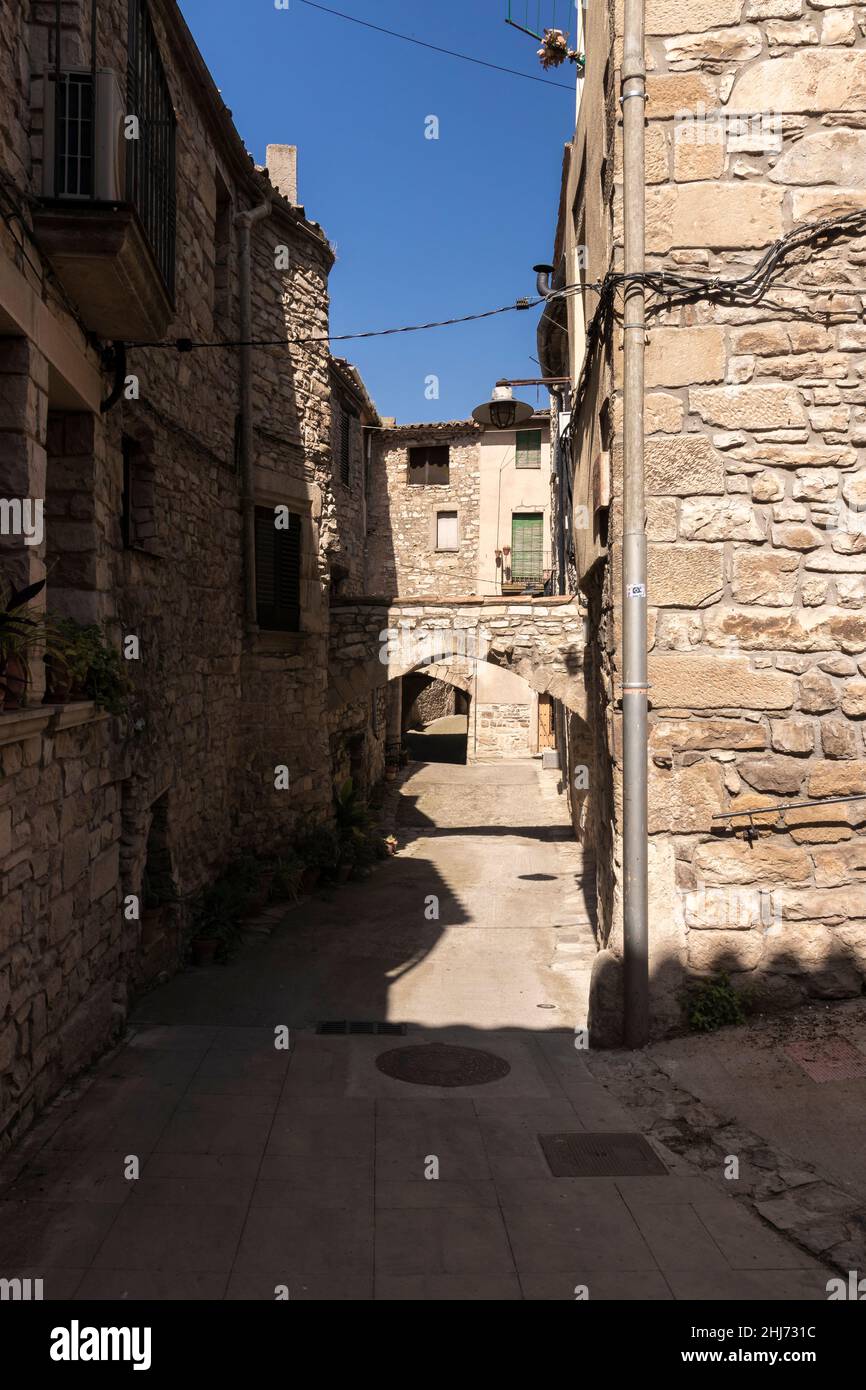 vecchia strada nella città medievale di guimera in catalogna Foto Stock