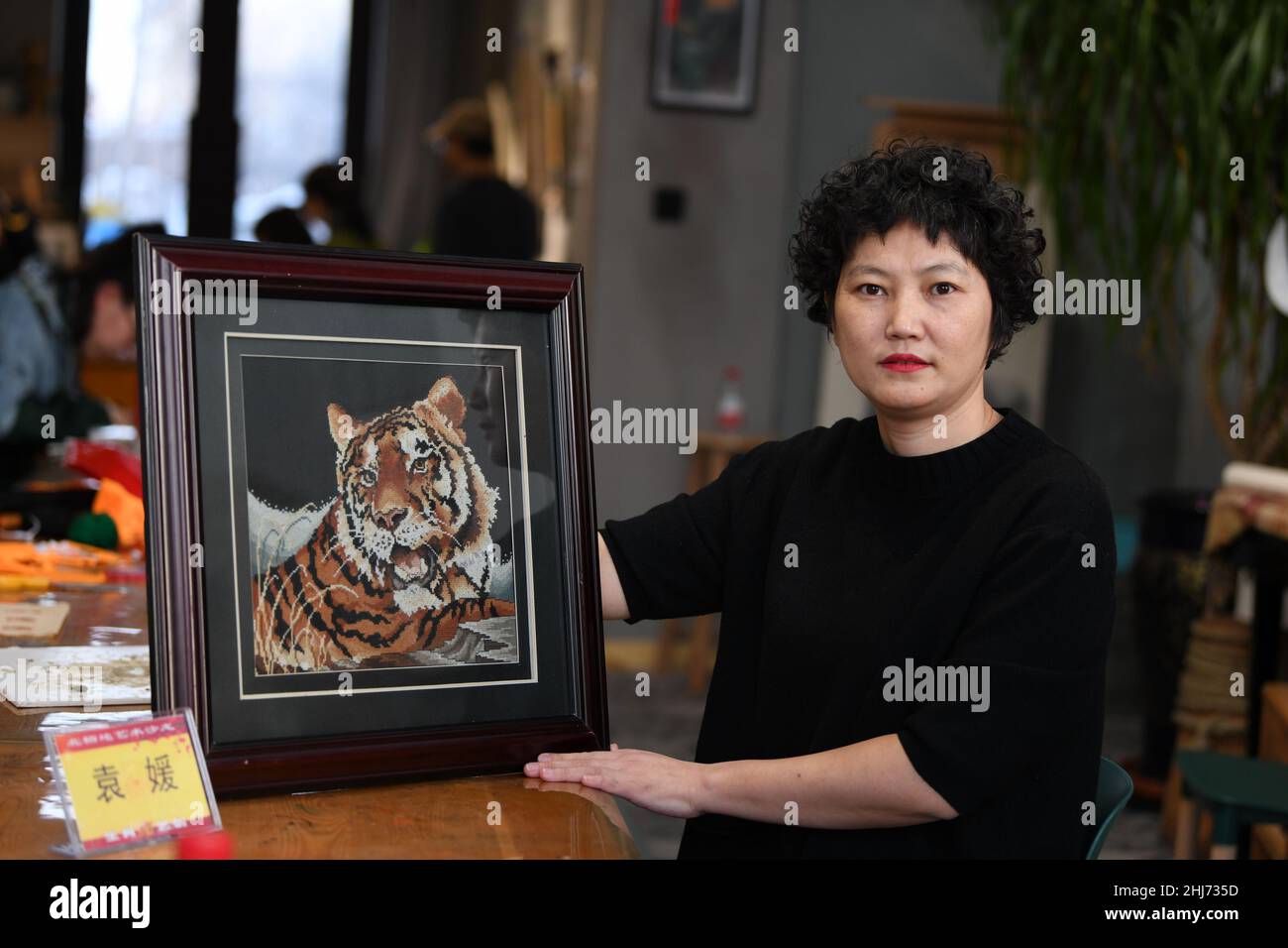 Yakeshi, Yakeshi, Cina. 27th Jan 2022. Il 24 gennaio 2022, gli artisti Yakeshi nella Mongolia interna crearono opere d'arte con elementi tigre per celebrare il Festival di Primavera dell'anno della tigre. (Credit Image: © SIPA Asia via ZUMA Press Wire) Foto Stock