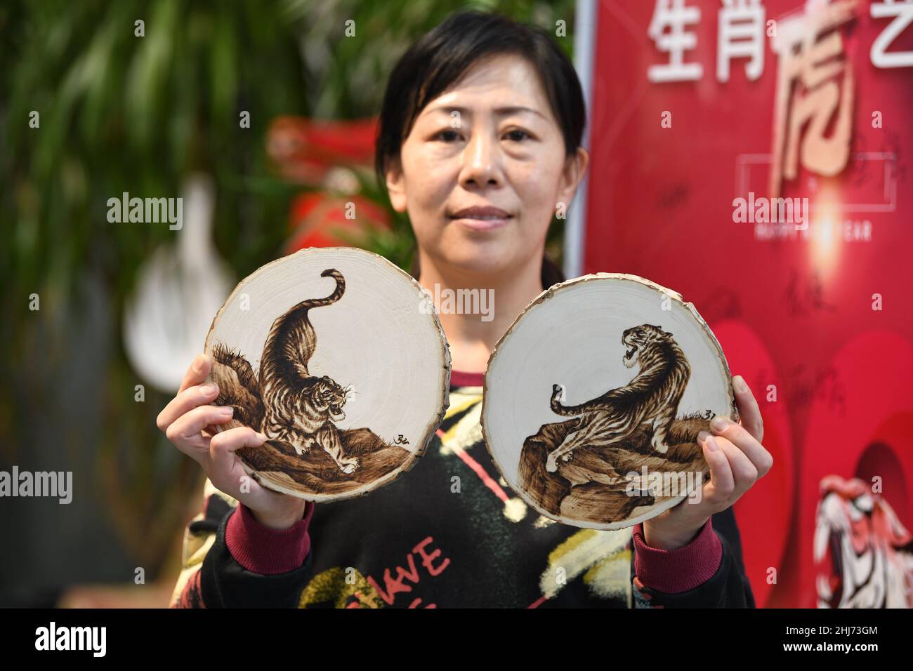 Yakeshi, Yakeshi, Cina. 27th Jan 2022. Il 24 gennaio 2022, gli artisti Yakeshi nella Mongolia interna crearono opere d'arte con elementi tigre per celebrare il Festival di Primavera dell'anno della tigre. (Credit Image: © SIPA Asia via ZUMA Press Wire) Foto Stock