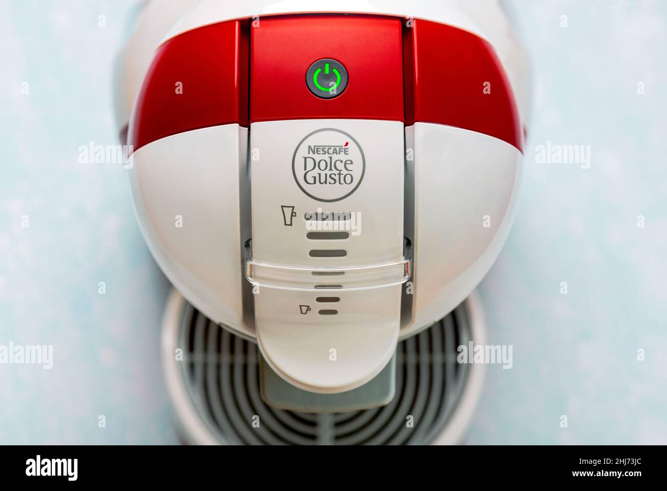 Primo piano della macchina da caffè Nescafe Dolce gusto su sfondo blu. Messa a fuoco selettiva Foto Stock
