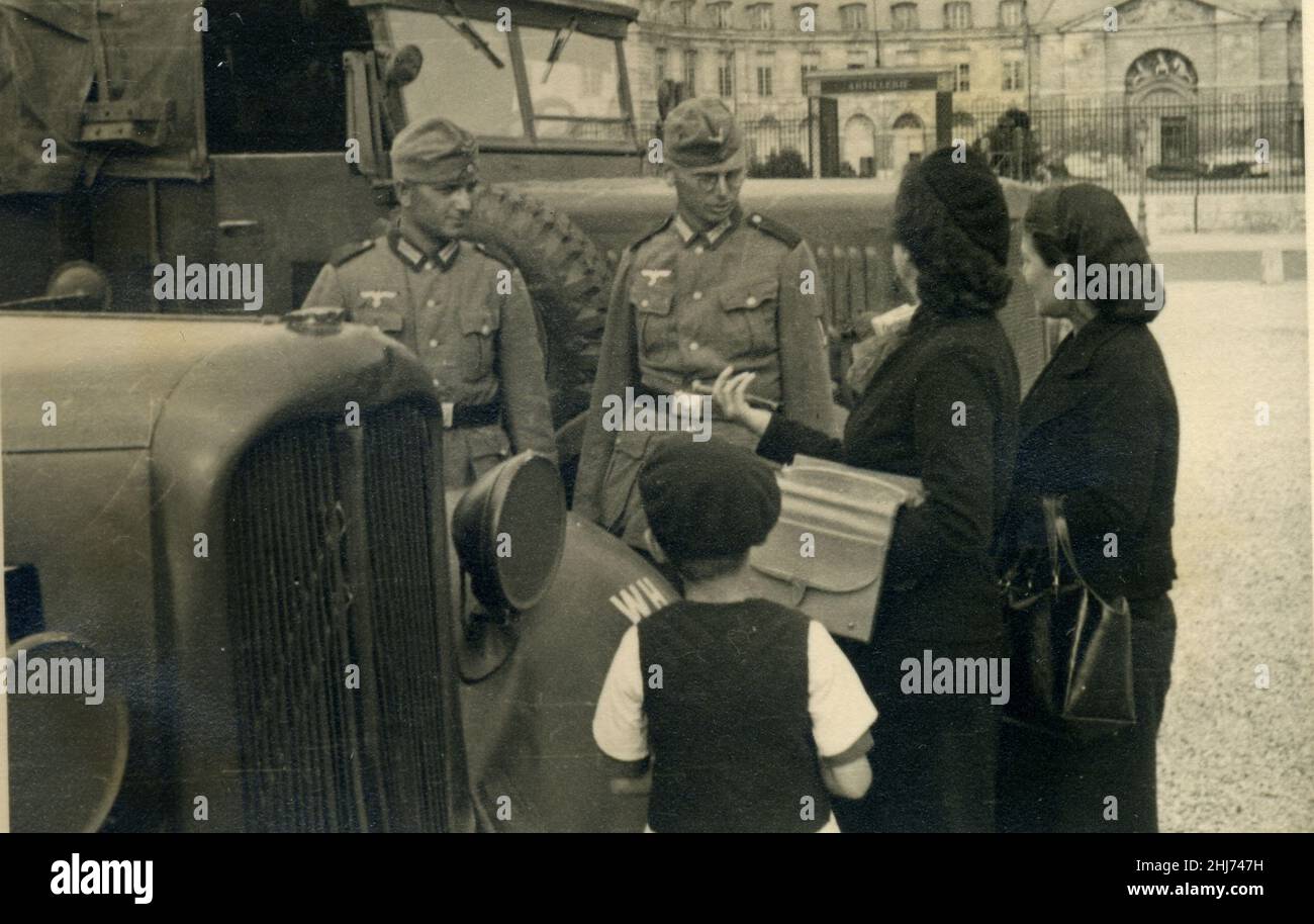 Guerra mondiale WW2 soldati tedeschi invade la Francia - 14 giugno 1940, arrivando a Parigi (Francia) Foto Stock