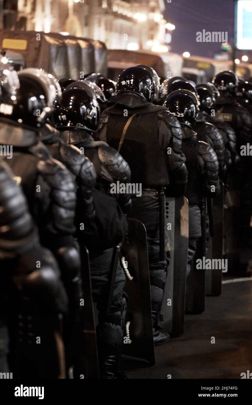 I soldati attaccano insieme. L'esercito barricando una sommossa in città. Foto Stock