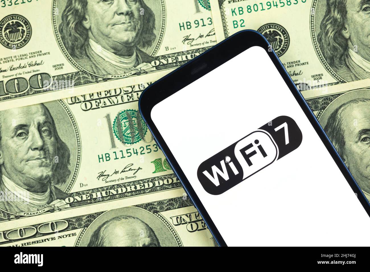 Sfondo della generazione Wi-Fi 7, primo piano delle icone. Smartphone che supporta la nuova tecnologia Wi-Fi per le comunicazioni e le aziende Foto Stock