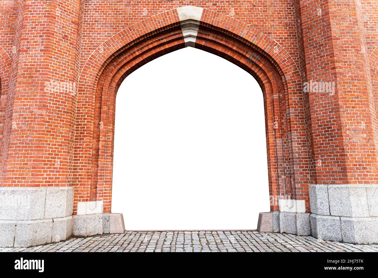 Arco in un vecchio muro di mattoni rossi con sfondo bianco Foto Stock