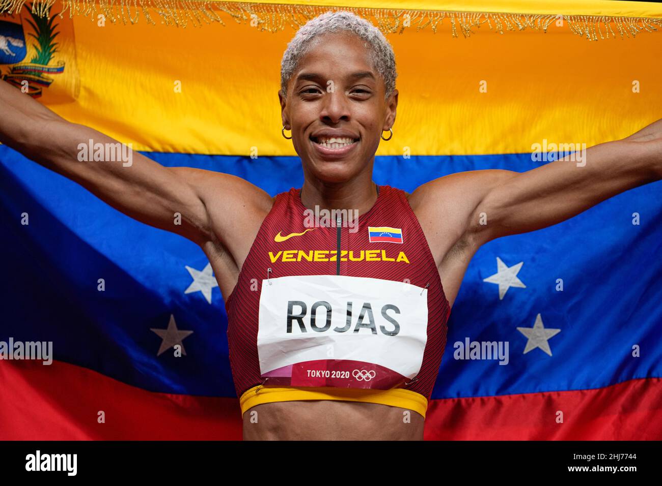 Yulimar Rojas gridando e celebrando la sua medaglia ai Giochi Olimpici di Tokyo 2020 con la bandiera del suo paese. Foto Stock