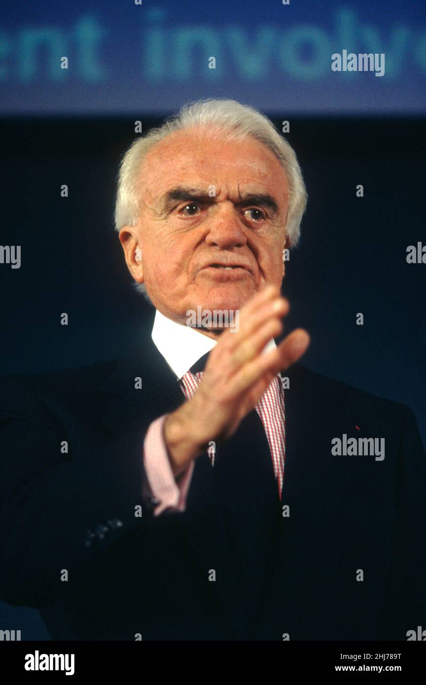 Motion Picture Association of America Presidente Jack Valenti gesti durante una conferenza stampa al National Press Club, 19 dicembre 1996 a Washington, D.C. Valenti ha annunciato i nuovi sistemi di rating televisivi. Valenti, l'ex lobbista della Casa Bianca e dell'industria cinematografica che istituì il moderno sistema di classificazioni cinematografiche e guidò Hollywood dall'era della censura all'era digitale Foto Stock