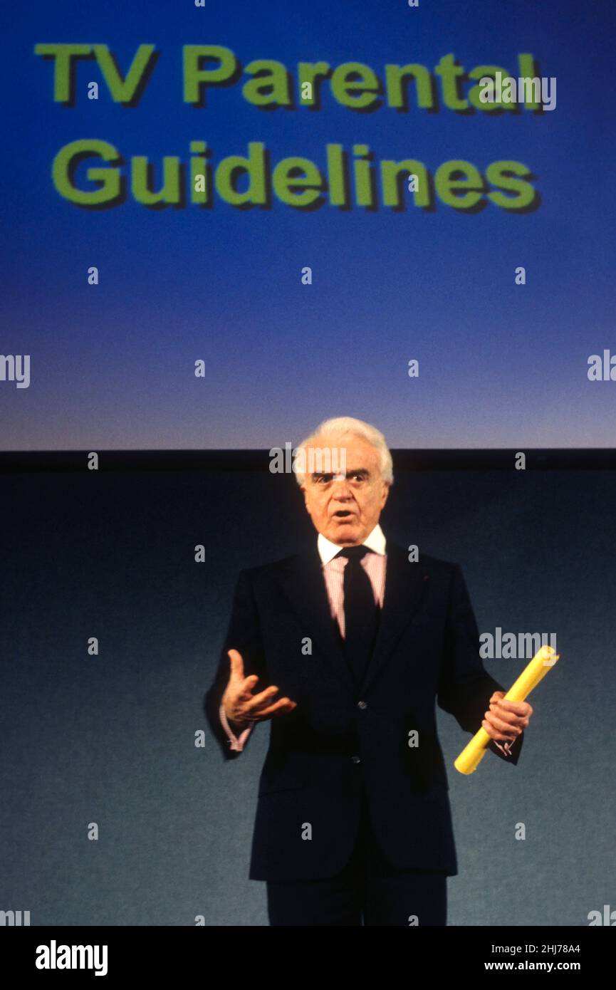 Motion Picture Association of America Presidente Jack Valenti gesti durante una conferenza stampa al National Press Club, 19 dicembre 1996 a Washington, D.C. Valenti ha annunciato i nuovi sistemi di rating televisivi. Valenti, l'ex lobbista della Casa Bianca e dell'industria cinematografica che istituì il moderno sistema di classificazioni cinematografiche e guidò Hollywood dall'era della censura all'era digitale Foto Stock