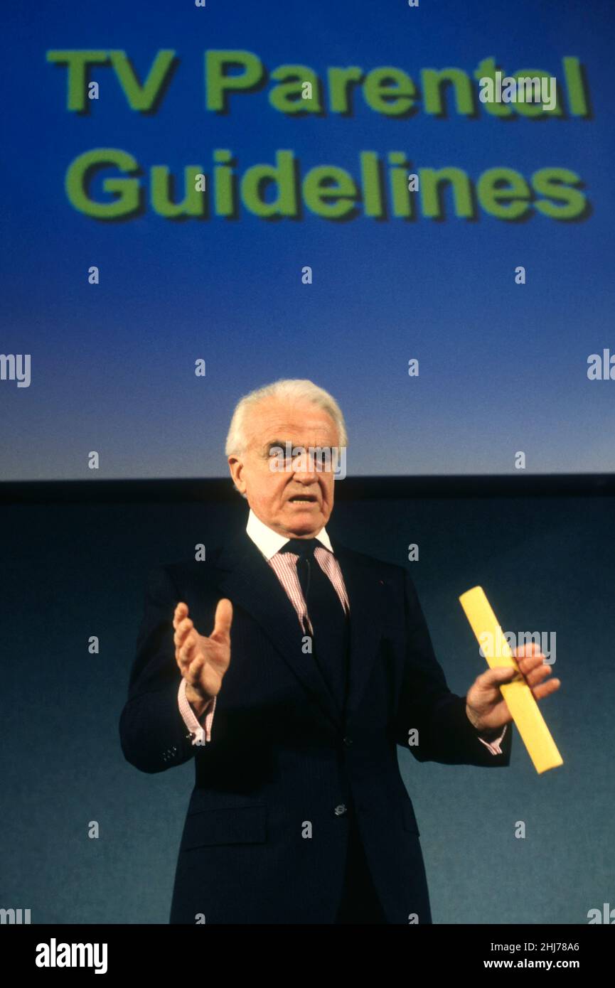Motion Picture Association of America Presidente Jack Valenti gesti durante una conferenza stampa al National Press Club, 19 dicembre 1996 a Washington, D.C. Valenti ha annunciato i nuovi sistemi di rating televisivi. Valenti, l'ex lobbista della Casa Bianca e dell'industria cinematografica che istituì il moderno sistema di classificazioni cinematografiche e guidò Hollywood dall'era della censura all'era digitale Foto Stock