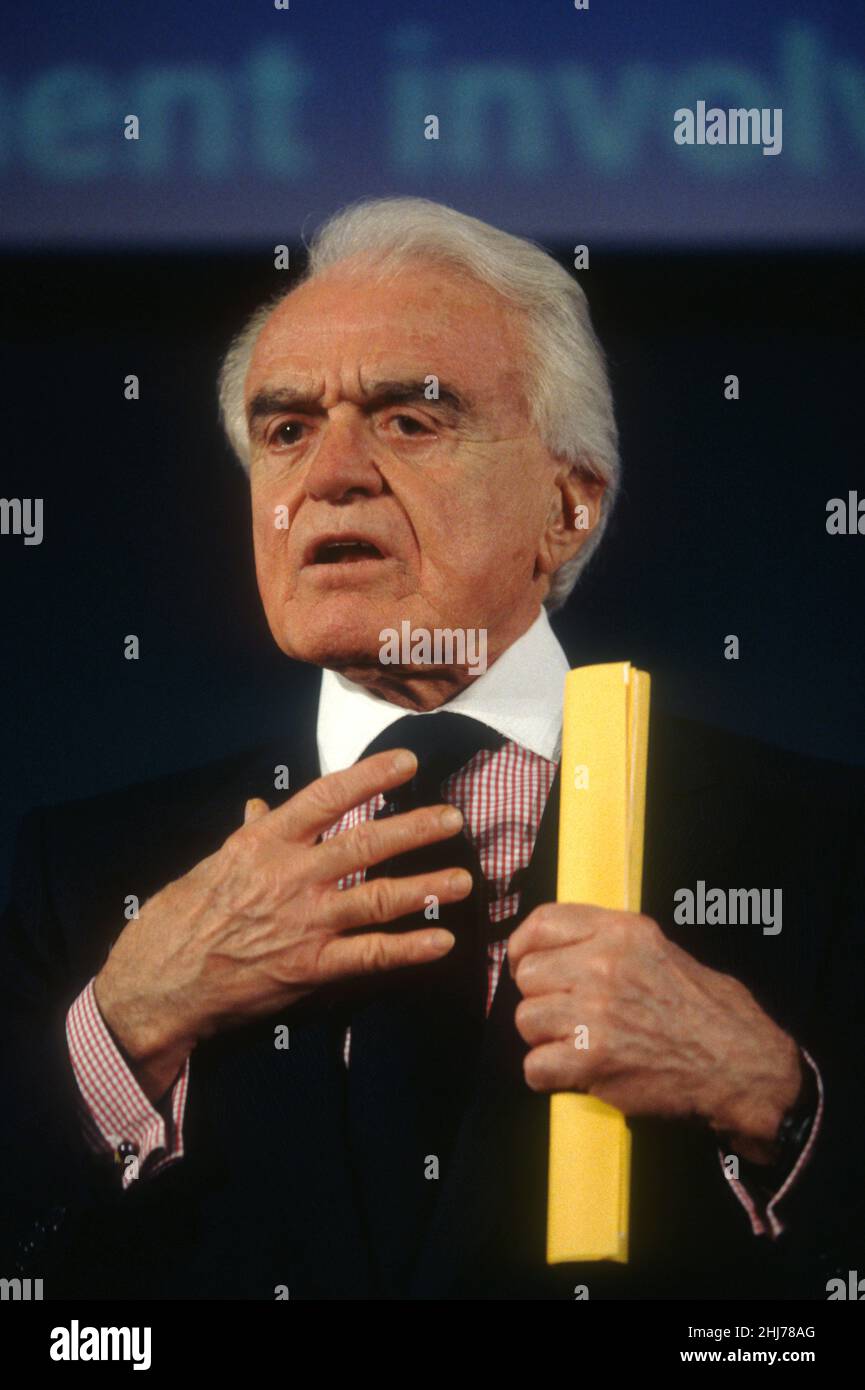 Motion Picture Association of America Presidente Jack Valenti gesti durante una conferenza stampa al National Press Club, 19 dicembre 1996 a Washington, D.C. Valenti ha annunciato i nuovi sistemi di rating televisivi. Valenti, l'ex lobbista della Casa Bianca e dell'industria cinematografica che istituì il moderno sistema di classificazioni cinematografiche e guidò Hollywood dall'era della censura all'era digitale Foto Stock