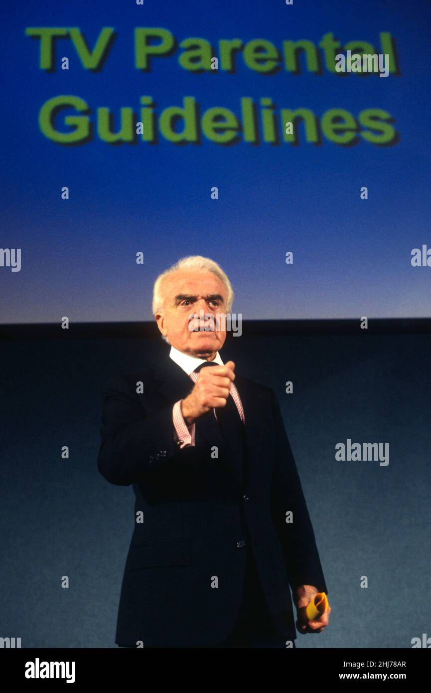 Motion Picture Association of America Presidente Jack Valenti gesti durante una conferenza stampa al National Press Club, 19 dicembre 1996 a Washington, D.C. Valenti ha annunciato i nuovi sistemi di rating televisivi. Valenti, l'ex lobbista della Casa Bianca e dell'industria cinematografica che istituì il moderno sistema di classificazioni cinematografiche e guidò Hollywood dall'era della censura all'era digitale Foto Stock